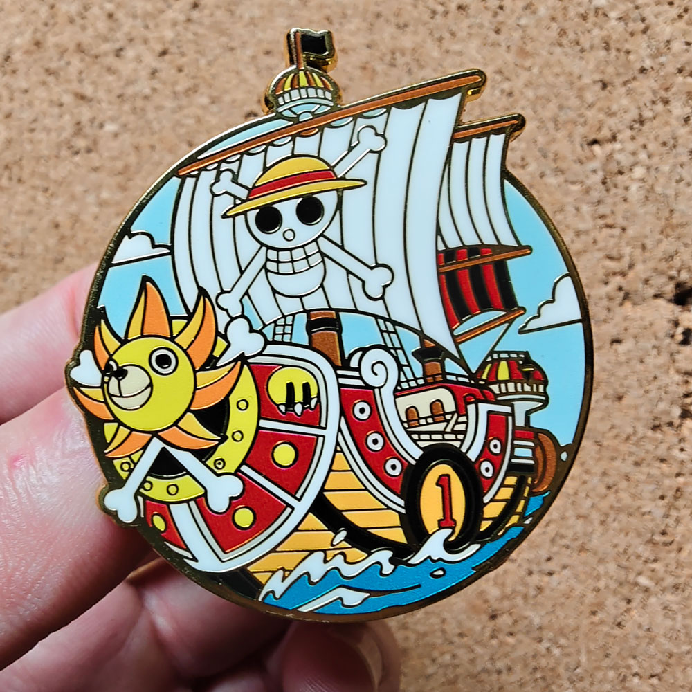 Piękna przypinka z twardą emal – Tuxedo Lapel Pin recenzja i cena